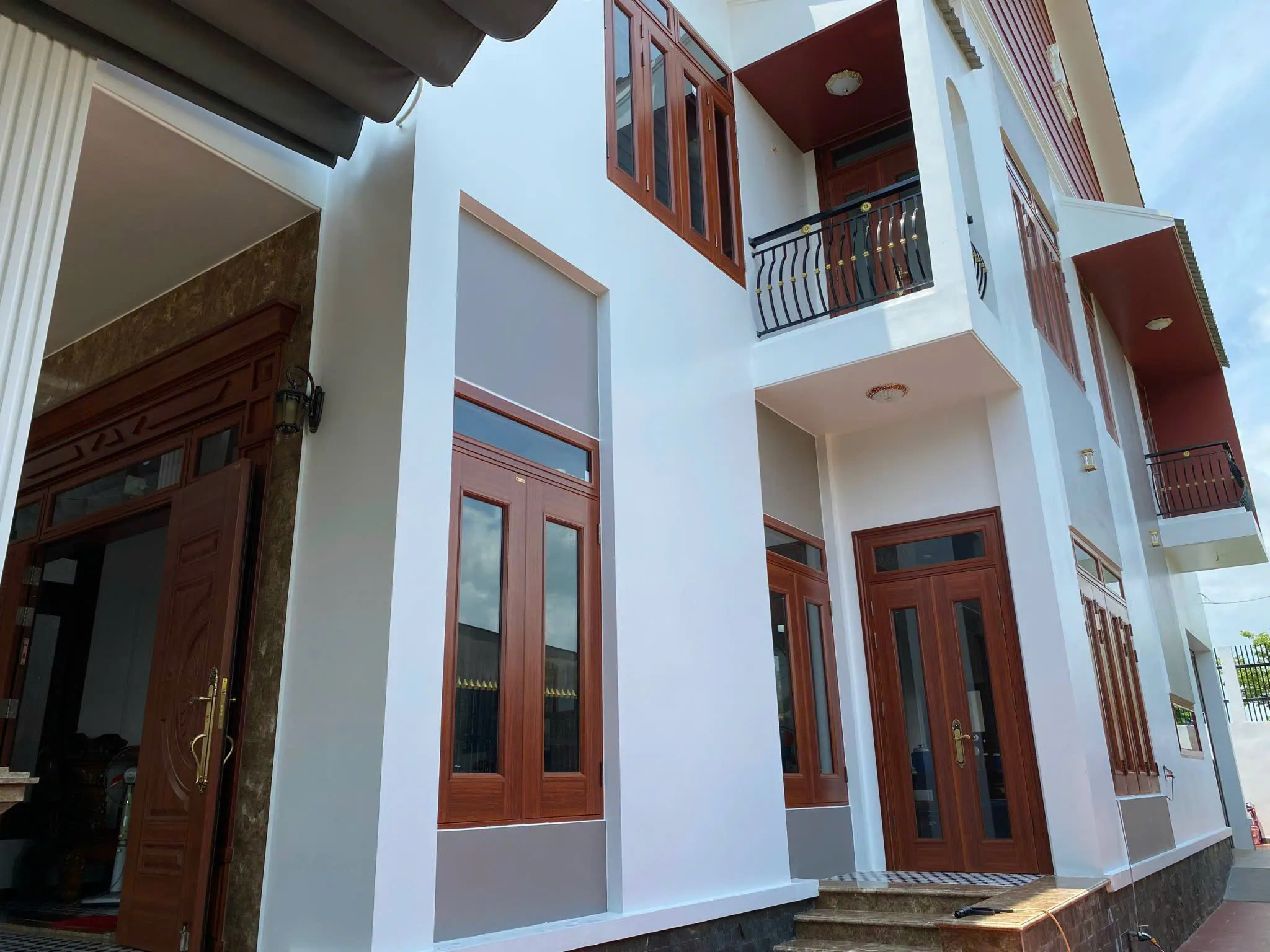 Giá cửa thép vân gỗ tại Nha Trang