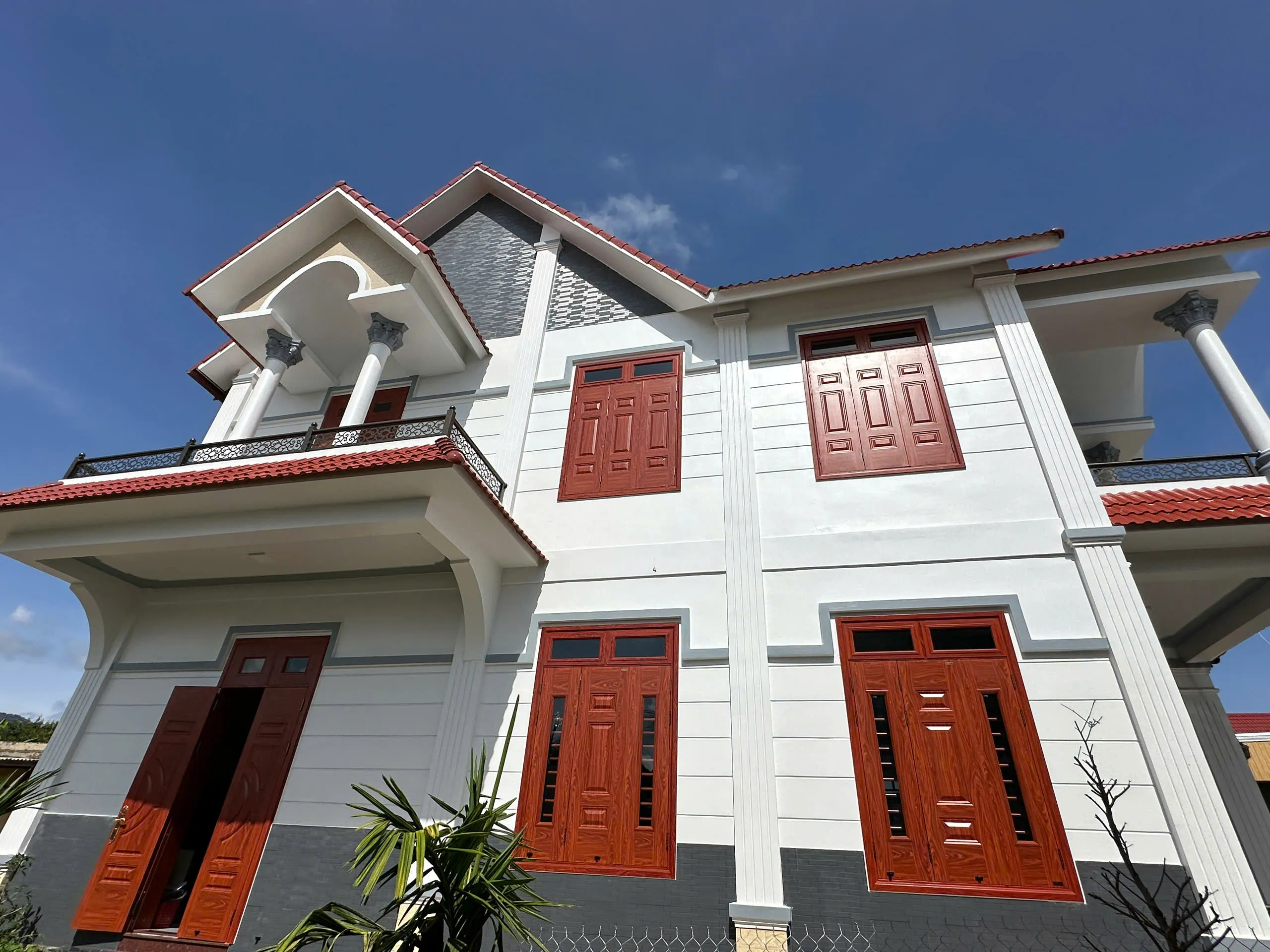 Giá cửa thép vân gỗ tại Nha Trang