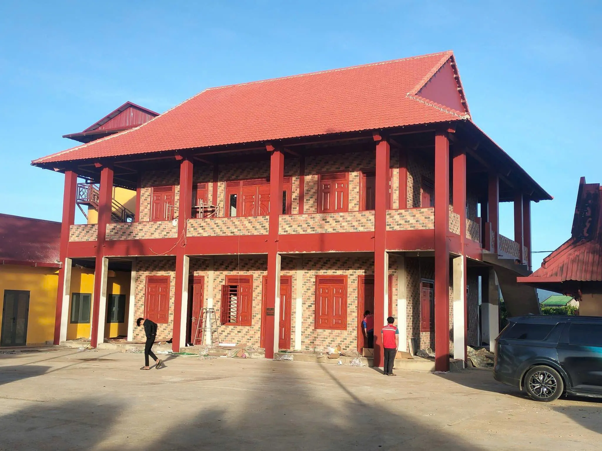 Giá cửa thép vân gỗ tại Nha Trang